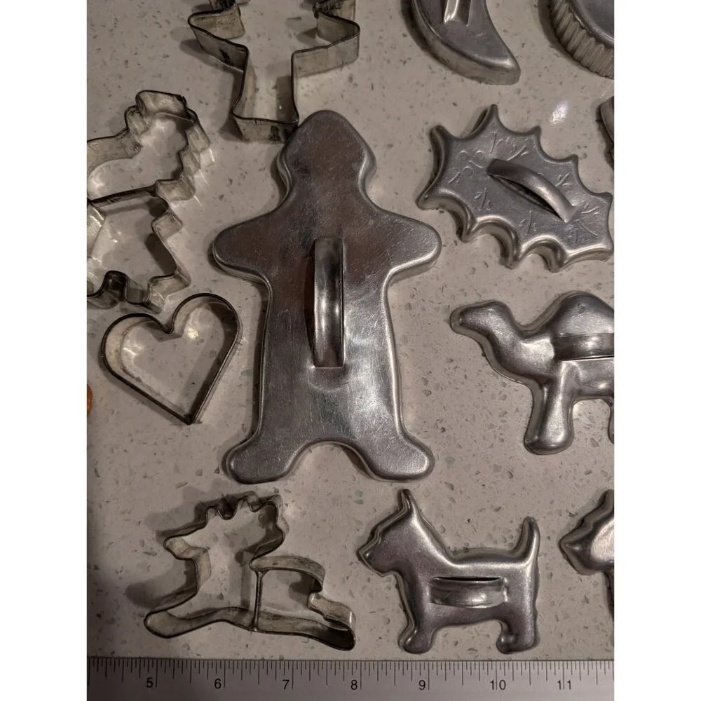 Vintage 1950s Assorted Metal Cookie Cutters Set Of 19 - Picture 10 of 16